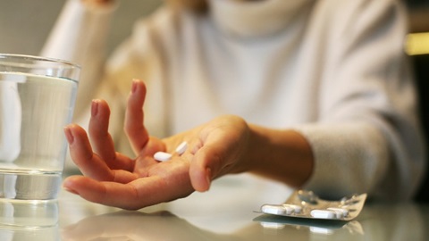 Iemand die medicatie inneemt